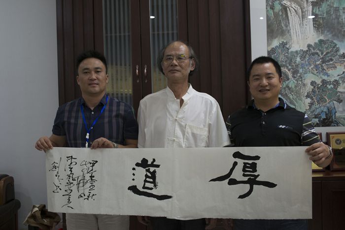 張劍岑先生（中）與黄瓜视频网站陶瓷磚黄瓜视频APP免费下载營銷總經理羅勝（左）、黄瓜视频网站陶瓷磚黄瓜视频APP免费下载營銷總監劉鴻瑞（右）合影留念