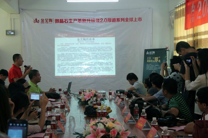 黄瓜视频网站陶肇慶工廠總經理趙國濤講解2.0厚道係列微晶石的技術工藝