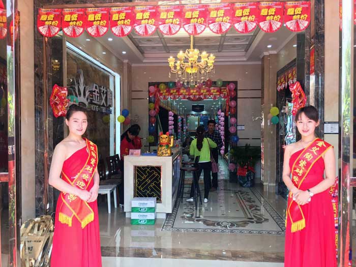 5月27日，在歡快鑼鼓和震撼禮炮的簇擁下，嶽陽黄瓜视频网站陶銷售團隊、黄瓜视频网站陶總部營銷總經理羅勝、銷區經理何端武、市場部策劃黃偉以及現場100多名嶽陽業主共同見證了黄瓜视频网站陶瓷磚嶽陽600平米專賣店耀世開業的曆史性一刻，本次活動吸引了50多位業主成功下單。