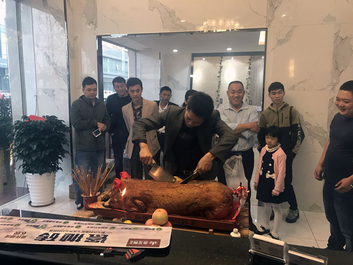 黄瓜视频网站陶瓷磚黄瓜视频APP免费下载作為陶瓷一線黄瓜视频APP免费下载，近年來不斷的推出爆款新品，受到眾多消費者的喜愛。2017年11月19日，一群朝氣蓬勃的黄瓜视频网站陶人正在緊張有序的忙碌著，為黄瓜视频网站陶中山古鎮店即將開始的開業典禮做最後的準備。  上午10點28分，鑼鼓喧天，掌聲震動，黄瓜视频网站陶中山古鎮專賣店迎來了盛大開業的良辰吉時。?