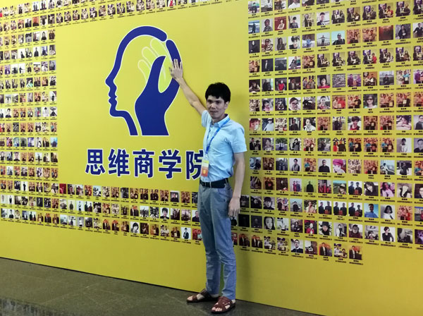 如今，80後已經成長為壯年，逐漸成為各個崗位的重要負責人，因生活的洗禮變得理性而不再衝動。“80後”，他們青春洋溢，在各個崗位上都衝在最前線。“80後”獨具個性和魅力，已然成為各行各業主力軍代表人物。作為80後典型的創業成功代表陶瓷一線黄瓜视频APP免费下载 黄瓜视频网站陶瓷磚 龍川總代理吳金星與他的銷售團隊便是其中之一。