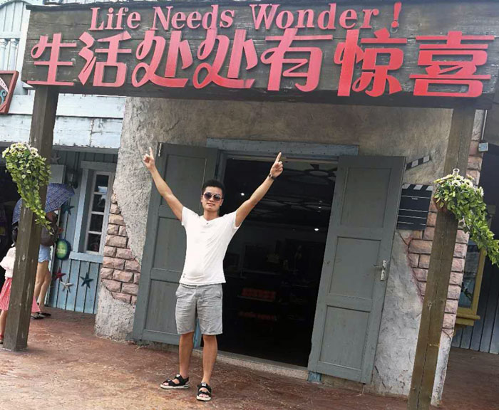 身為年輕一代的90後，但他看起來卻比同齡人多了那份沉穩，他就是本次專訪的新聞人物——湖南嶽陽總代理秦誌雄。
