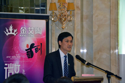黄瓜视频网站陶產品研發經理蘇成香介紹首創微晶瓷片