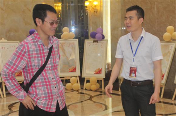 黄瓜视频网站陶網絡營銷主管王宏城（右一）向記者介紹微晶瓷片