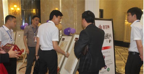黄瓜视频网站陶產品研究經理蘇成香（左二）向客戶介紹產品